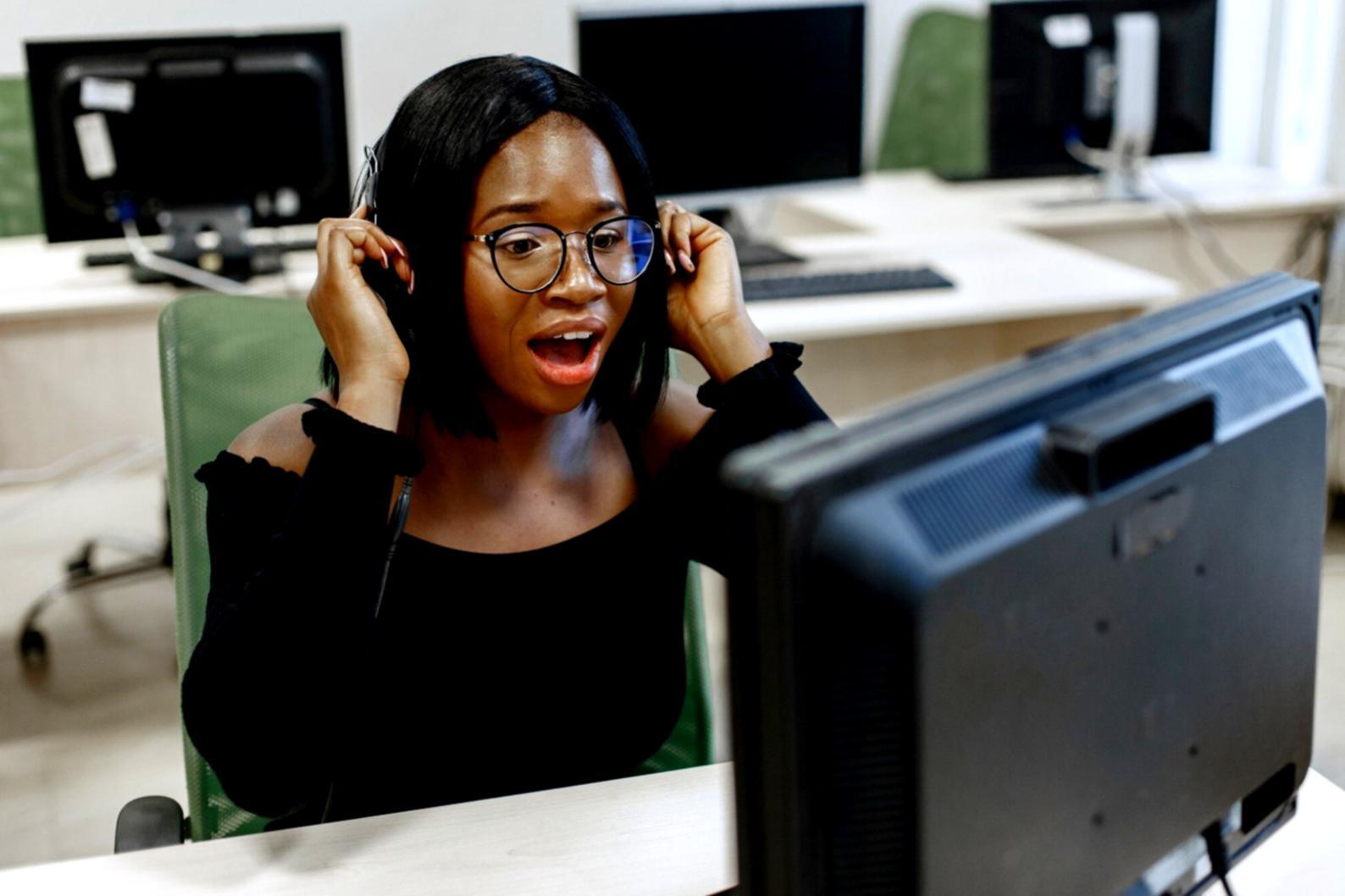 Moderner Kursraum mit technischer Ausstattung